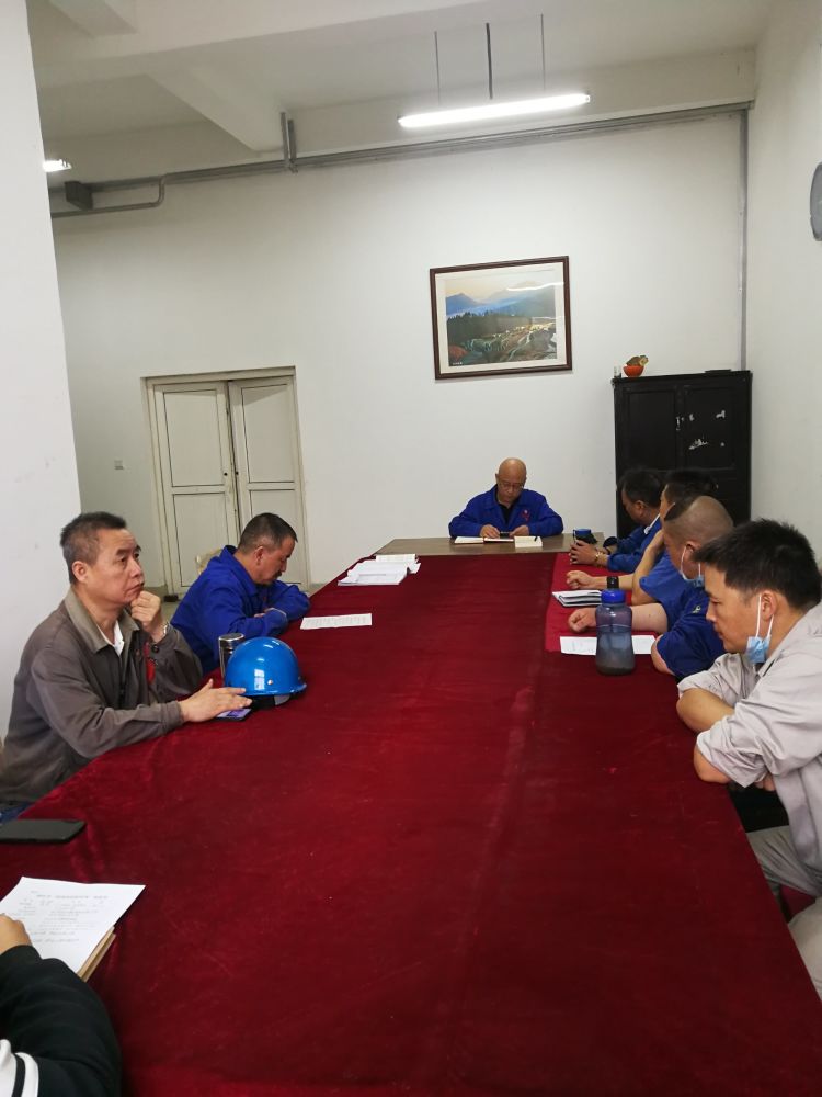 機(jī)加裝配黨支部召開(kāi)全體黨員大會(huì)，組織主題教育學(xué)習(xí)。