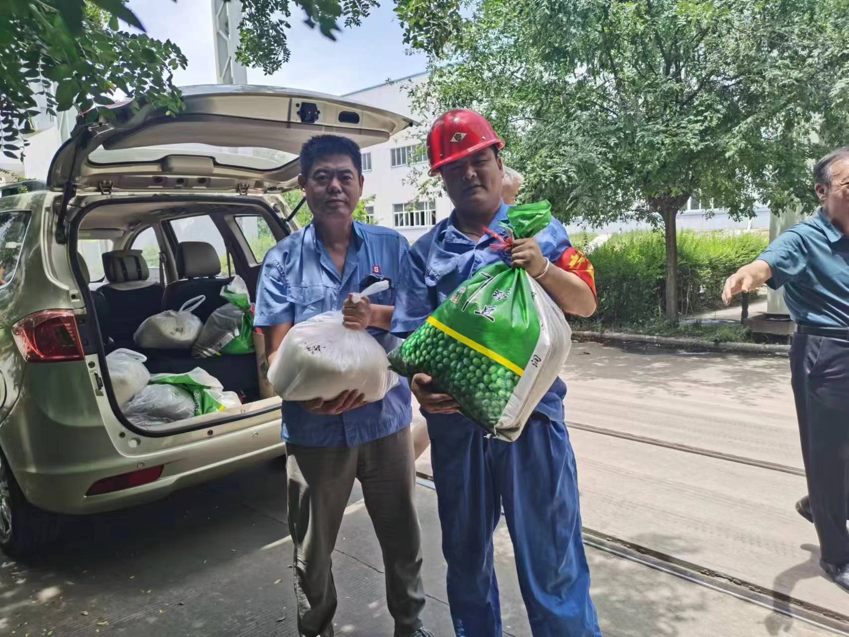 給一線(xiàn)生產(chǎn)車(chē)間和工地職工購(gòu)買(mǎi)了一批白糖、綠豆等防暑降溫品送到了車(chē)間工地